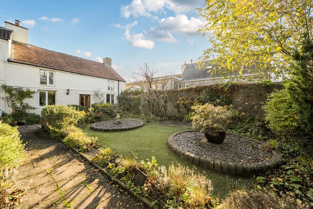 Property photo 2 of 25