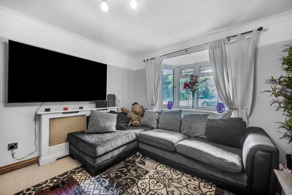 Property photo 3 of 20 Lounge