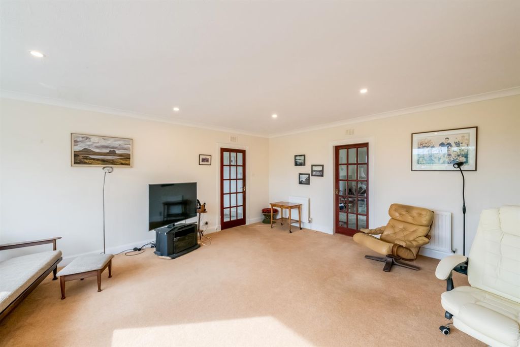 Property photo 3 of 15 Lounge