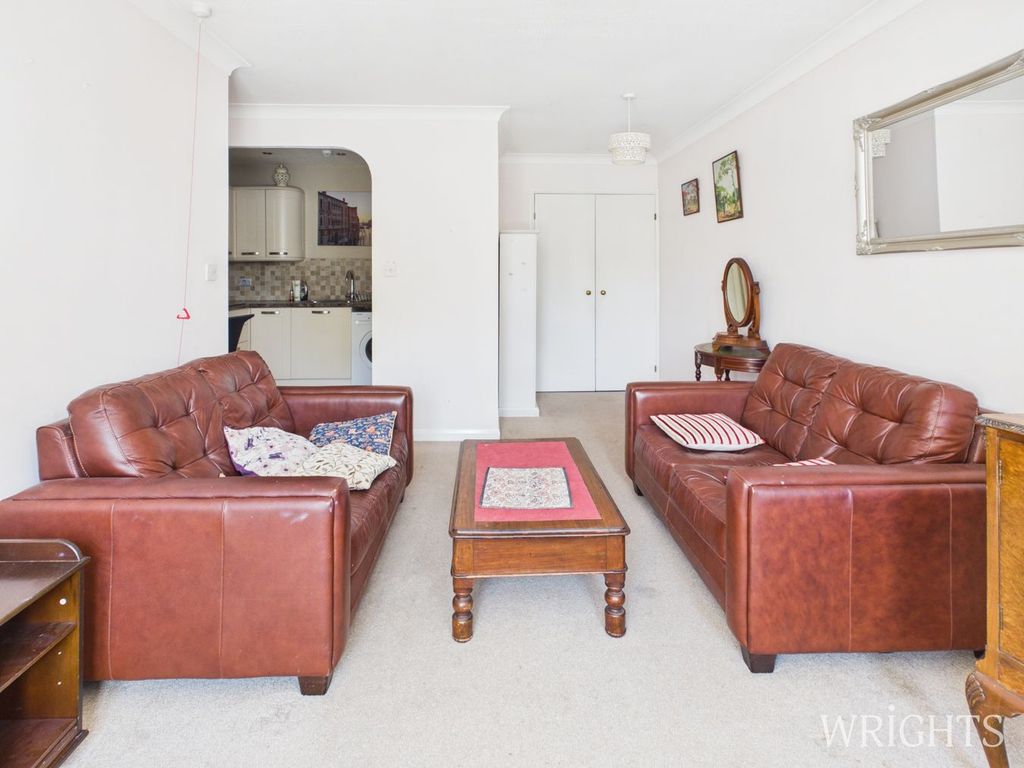 Property photo 3 of 18 Lounge
