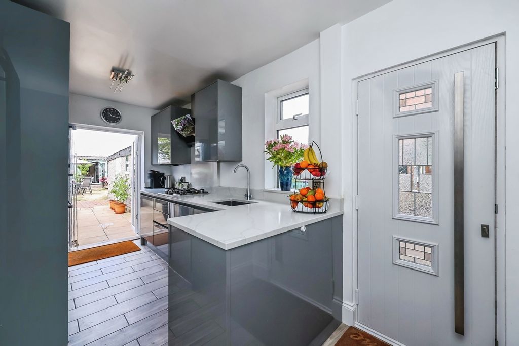 Property photo 3 of 19 Fitted Kitchen