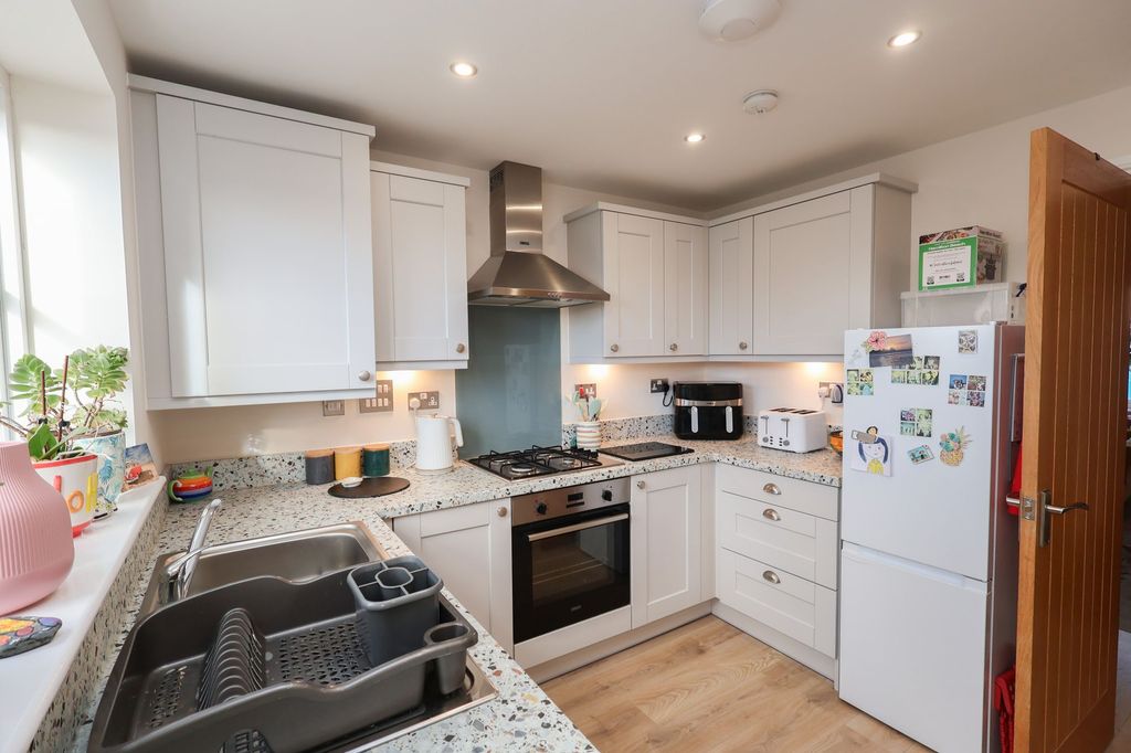 Property photo 3 of 18 Kitchen