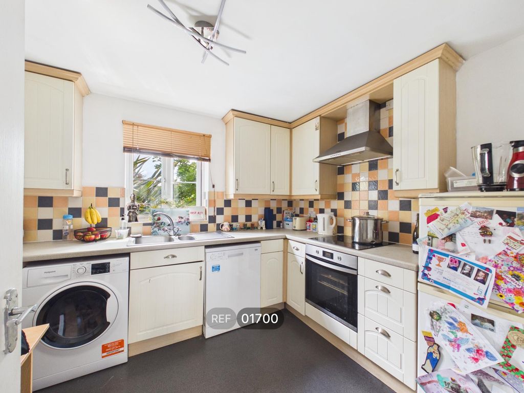 Property photo 3 of 8 Kitchen