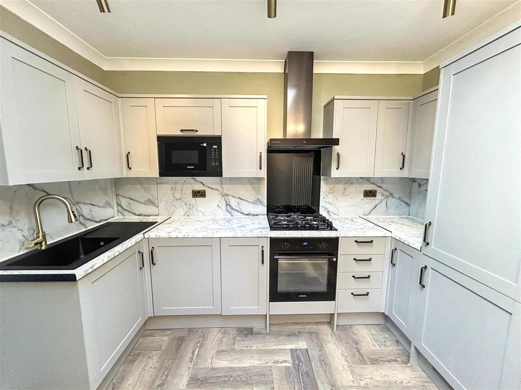 Property photo 3 of 14 Kitchen