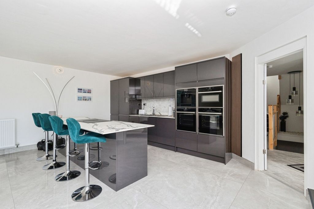 Property photo 3 of 19 Kitchen