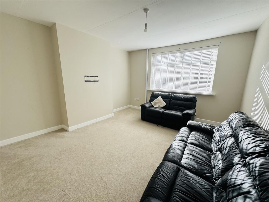 Property photo 3 of 9 Lounge