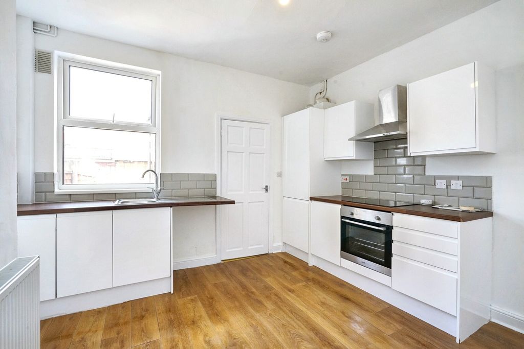 Property photo 3 of 10 King Street - Kitchen