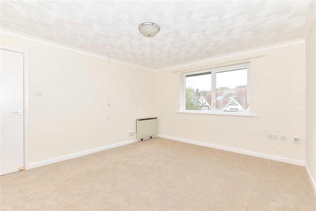 Property photo 3 of 8 Lounge