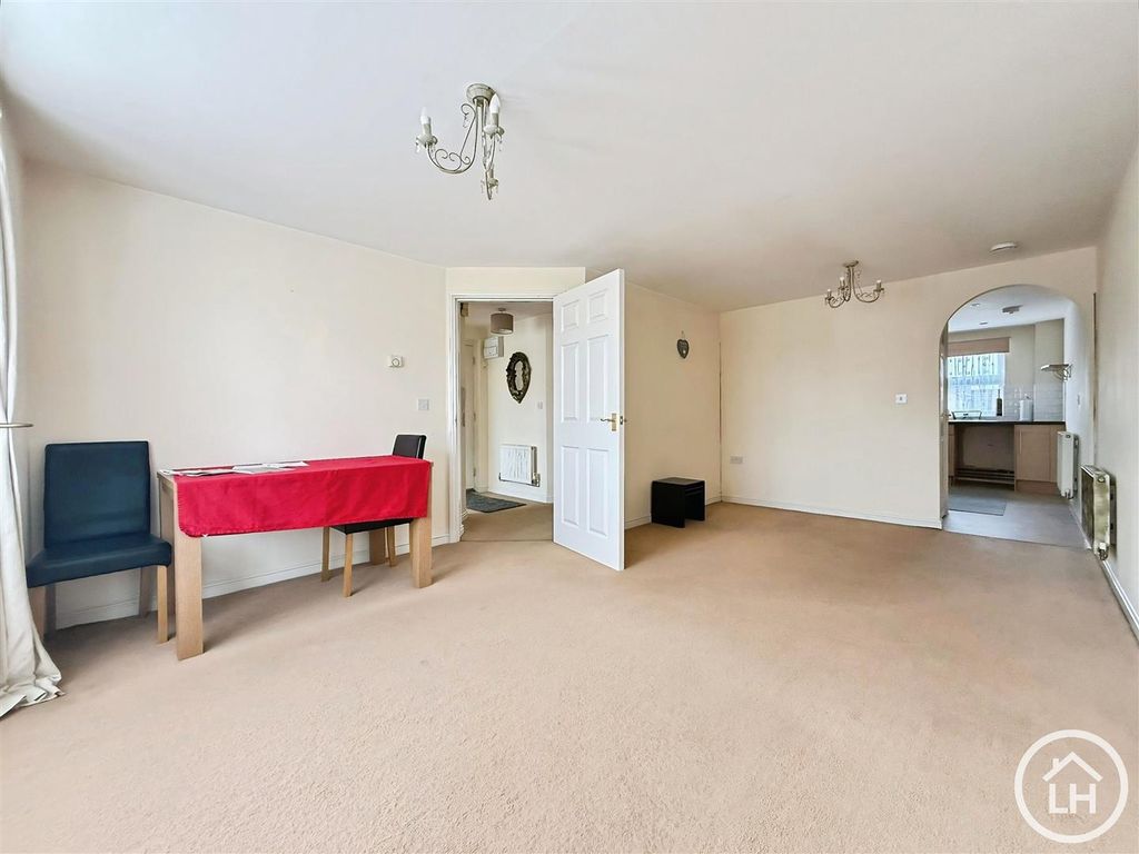 Property photo 2 of 11 Lounge