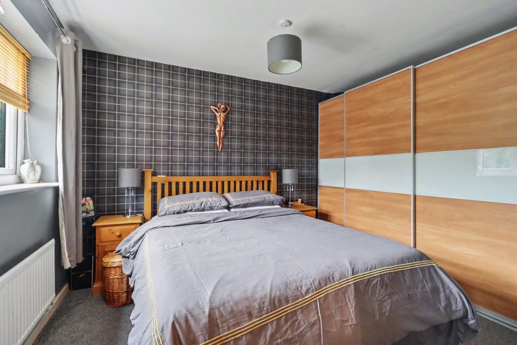 Property photo 2 of 17 Main Bedroom