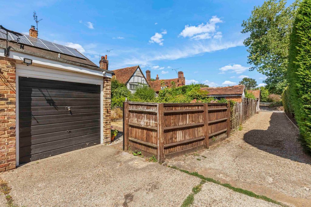Property photo 2 of 28 Badgers Rest, Bisham Village, Sl7 1Rr (Low Res)-7