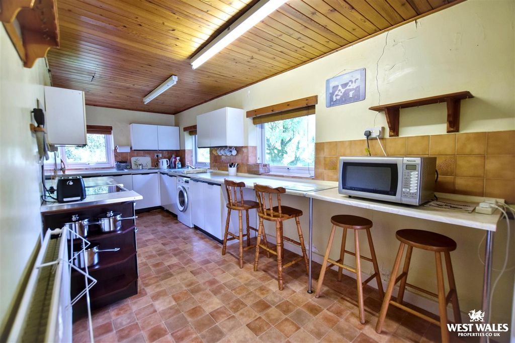 Property photo 3 of 40 Kitchen