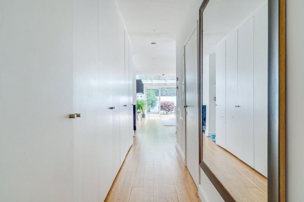 Property photo 3 of 8 Hall-4000