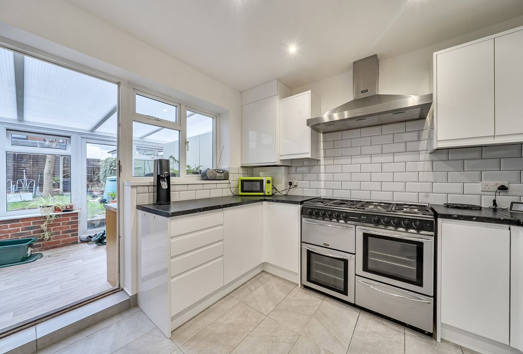 Property photo 2 of 22 1409330-9-698De26...