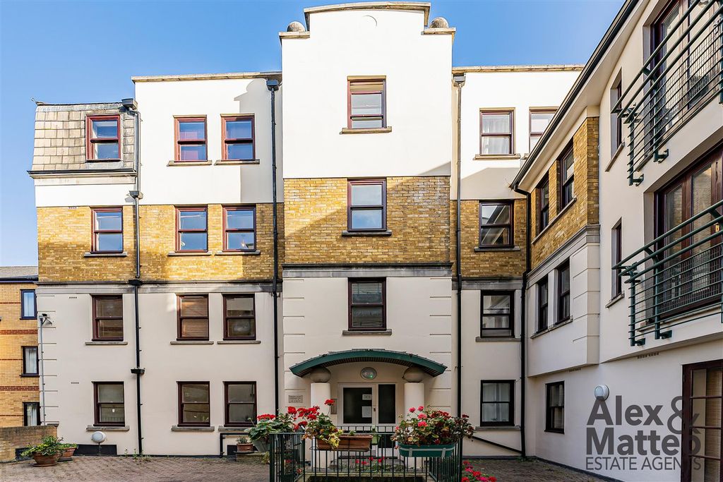 Property photo 2 of 24 Tideway Court