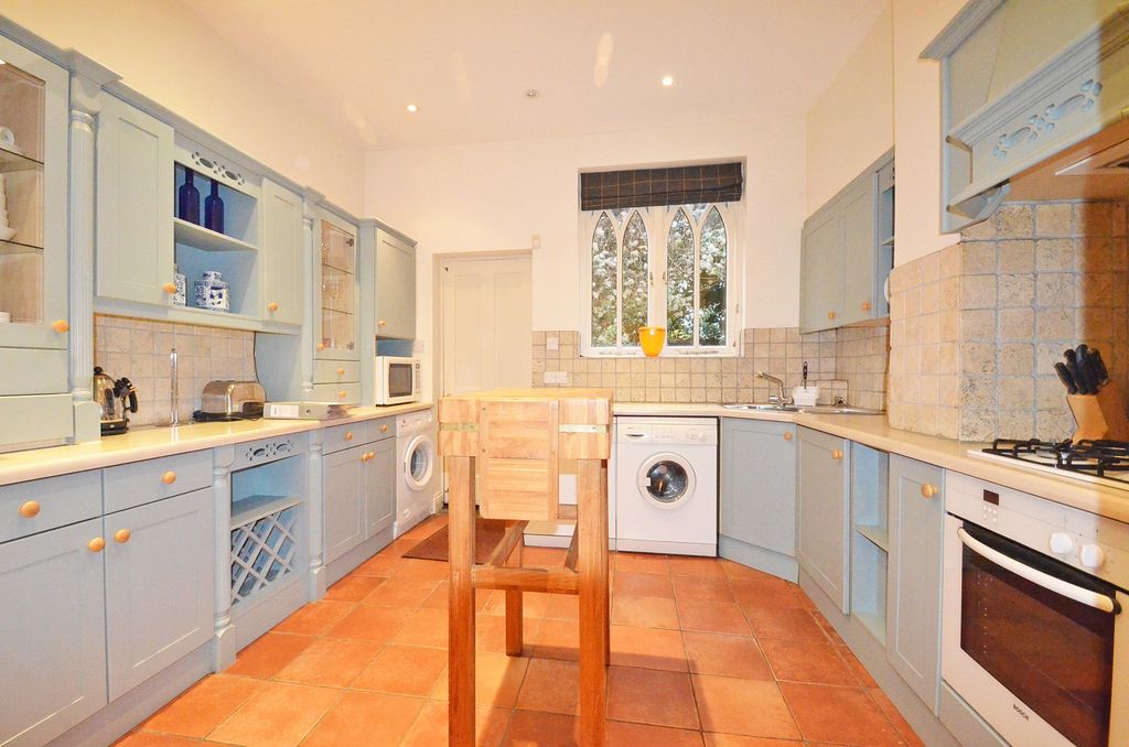 Property photo 3 of 7 Kitchen