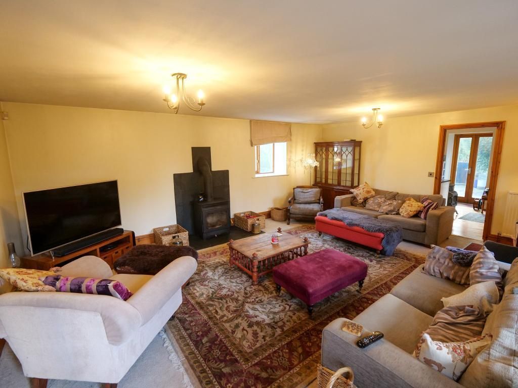 Property photo 3 of 18 Living Room