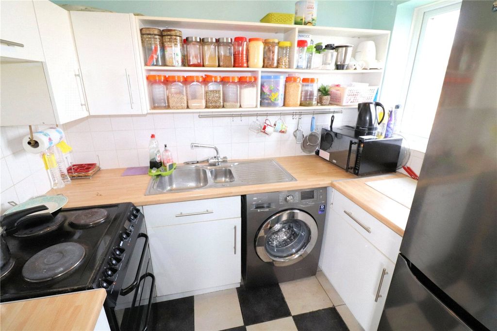 Property photo 3 of 11 Kitchen