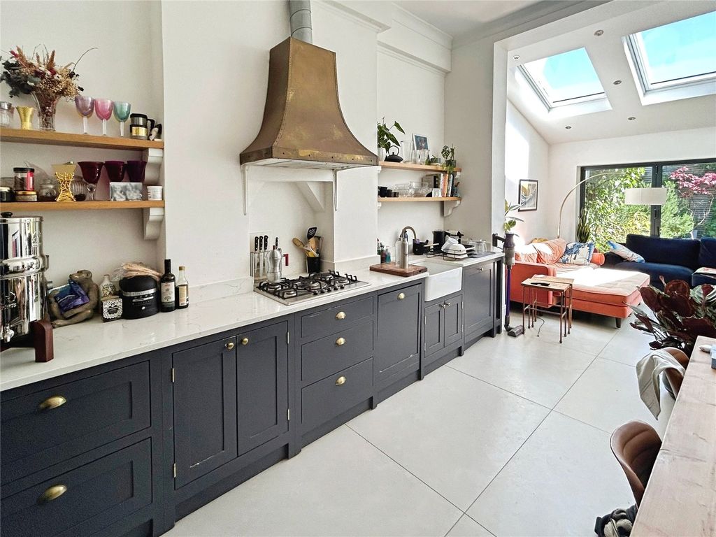 Property photo 3 of 11 Kitchen