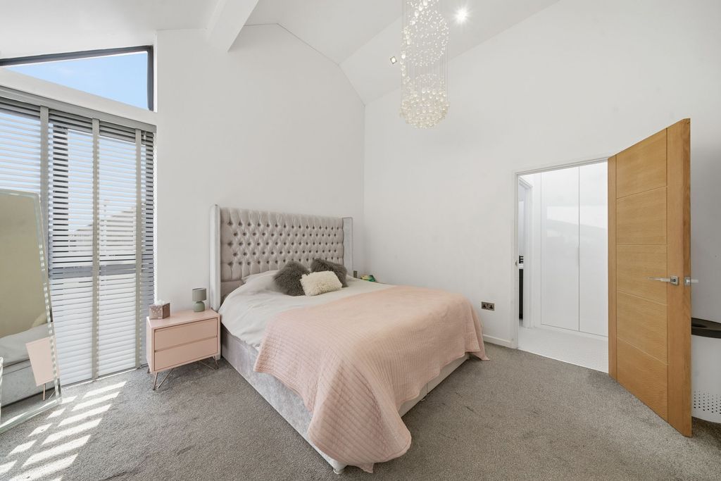 Property photo 3 of 36