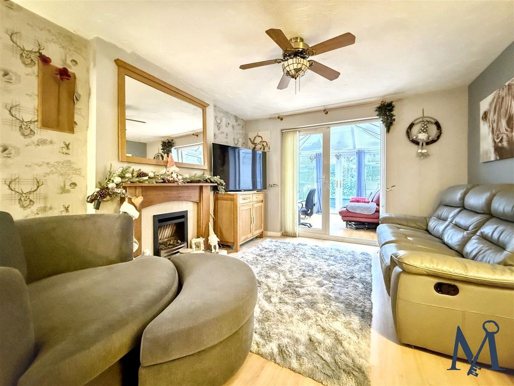 Property photo 3 of 21 Living Room