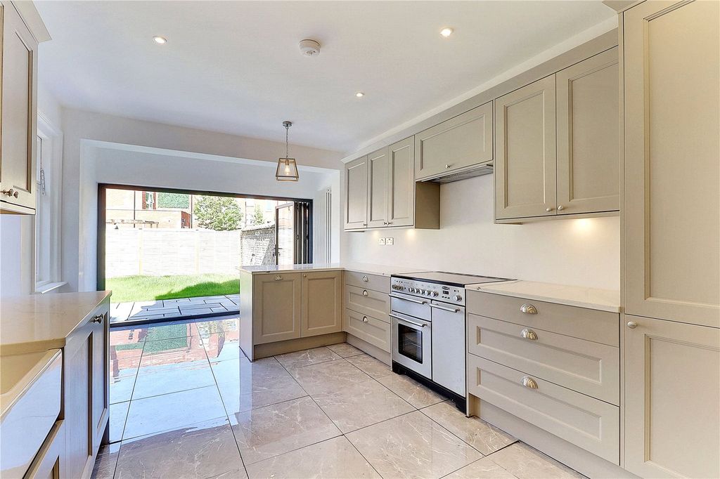 Property photo 2 of 14 Kitchen/Breakfast Rm