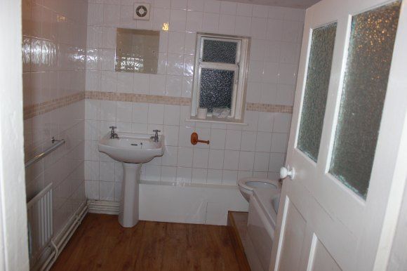 Property photo 3 of 19 Bathroom