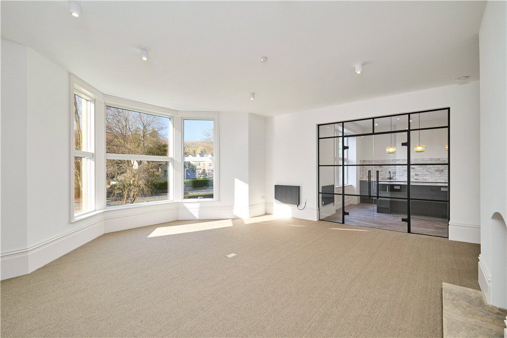 Property photo 2 of 19 Spacious Living!