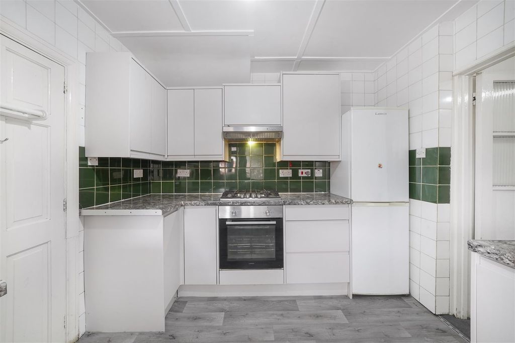 Property photo 1 of 15 156 Herga Road Harrow Ha3 5At - 003.Jpg