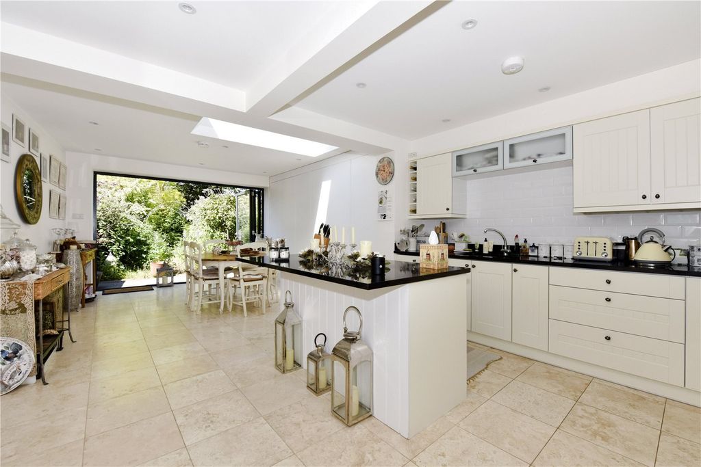 Property photo 3 of 11 Kitchen / Breakfast