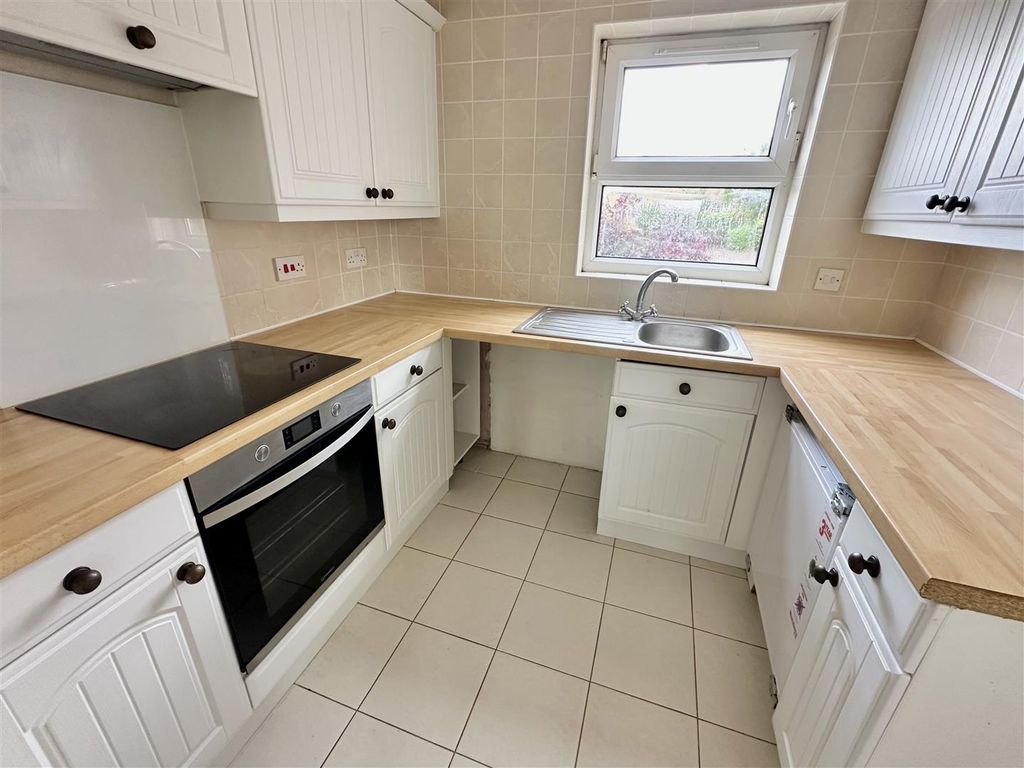 Property photo 3 of 9 Kitchen