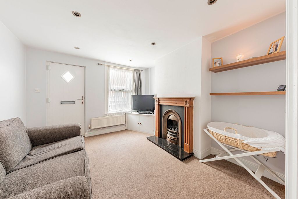 Property photo 2 of 17 Living Room (1)