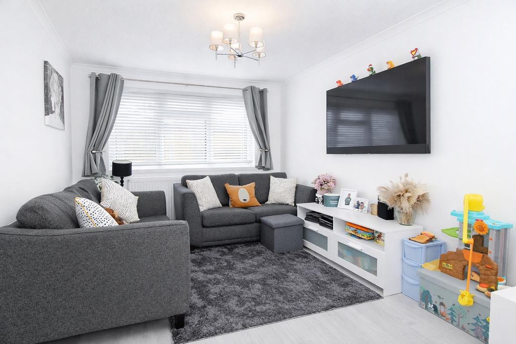 Property photo 3 of 12 Lounge.Jpg