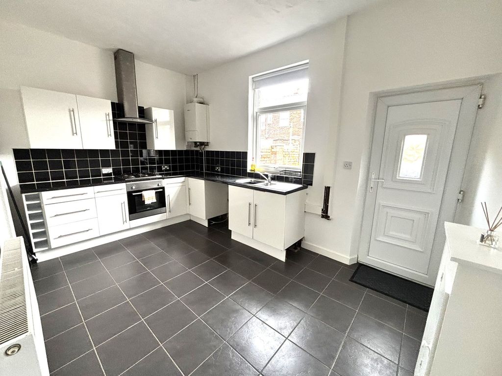 Property photo 3 of 7 Kitchen