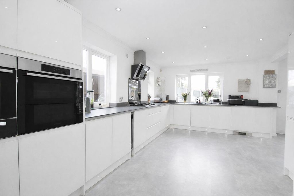 Property photo 2 of 17 Kitchen.Png