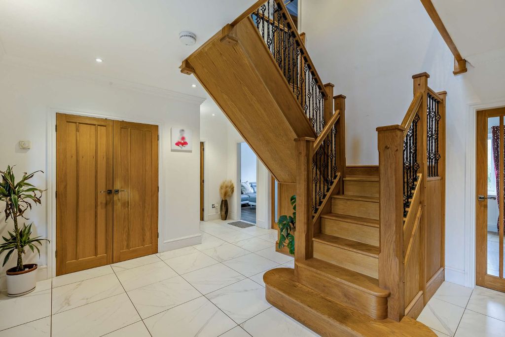 Property photo 3 of 22 Entrance Hall