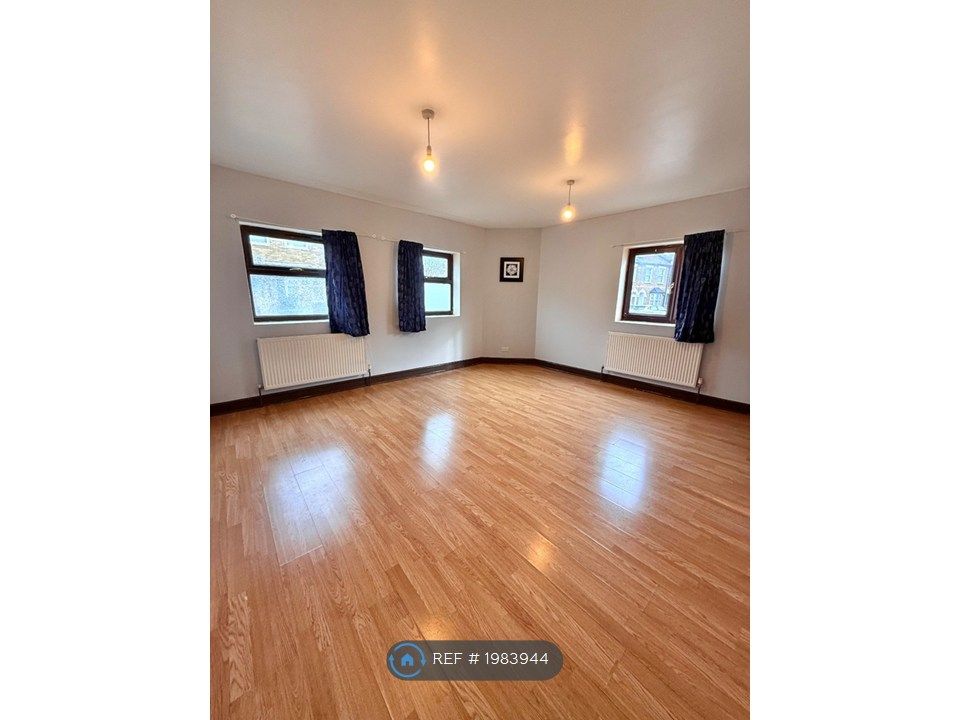 Property photo 2 of 6 Bedroom