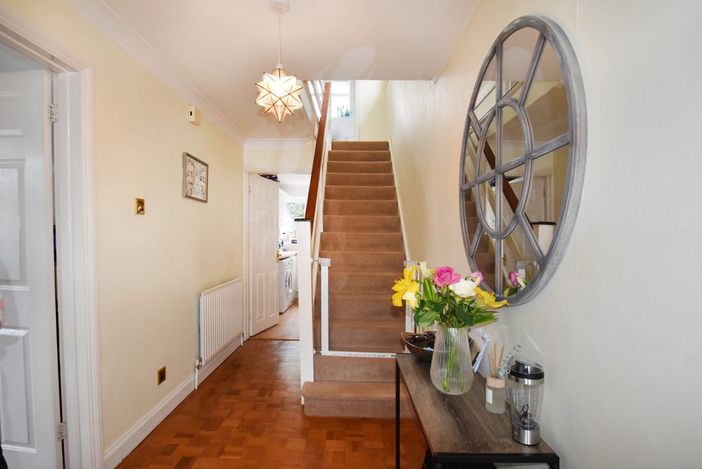 Property photo 2 of 11 Hallway
