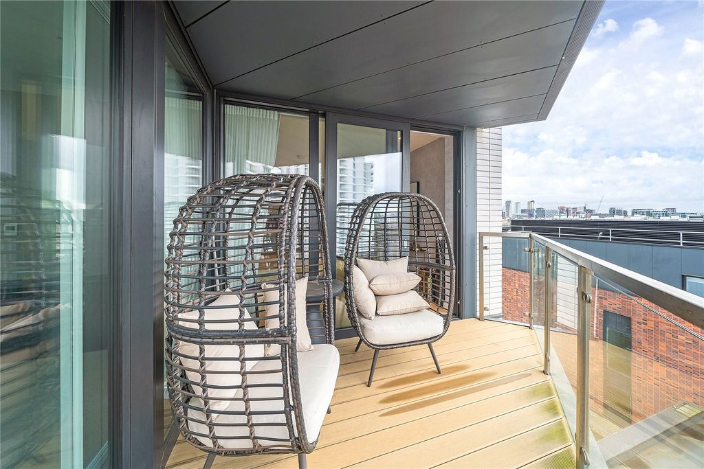 Property photo 2 of 9 Balcony