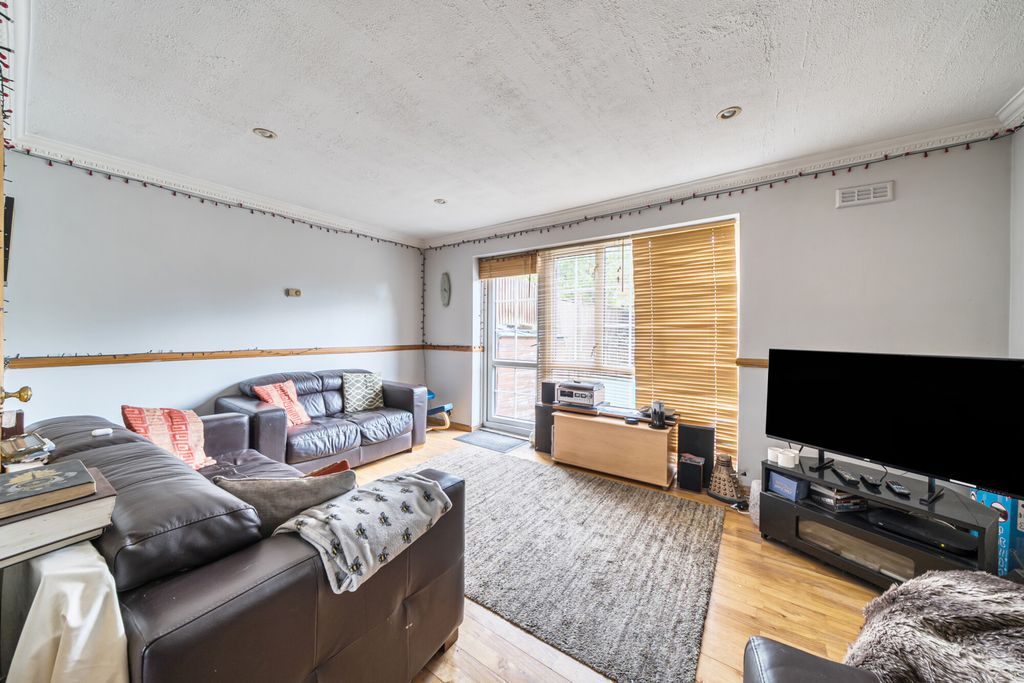Property photo 1 of 17 Lounge