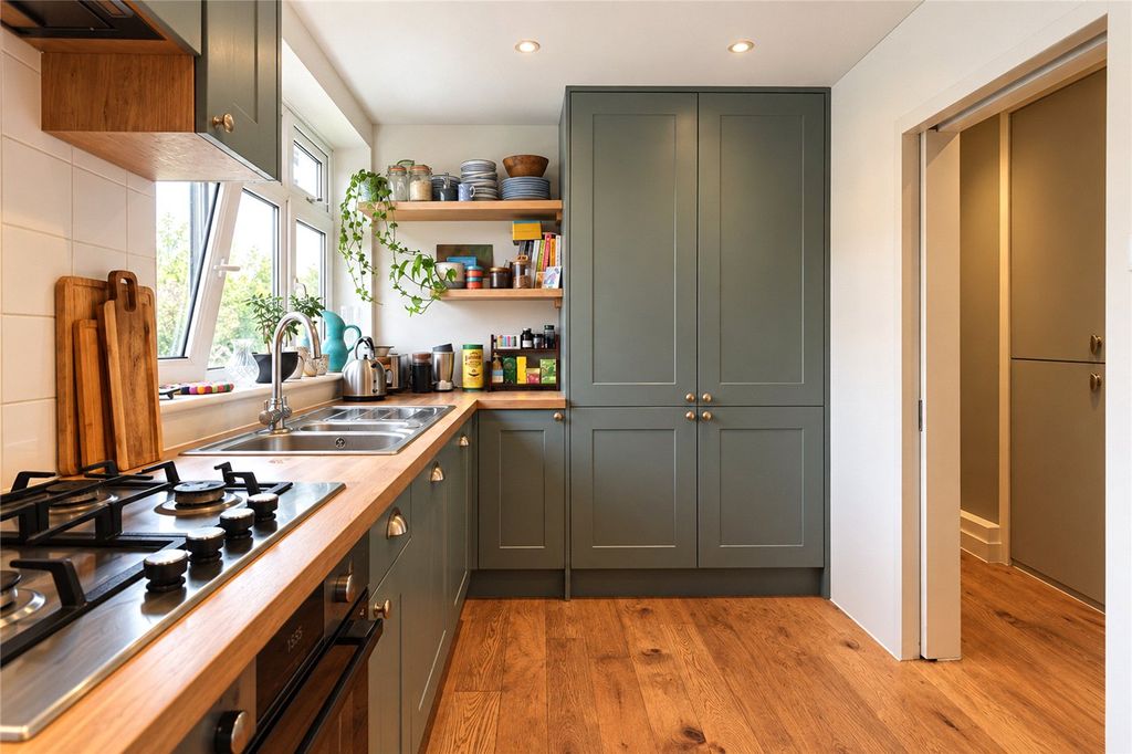 Property photo 2 of 10 Kitchen