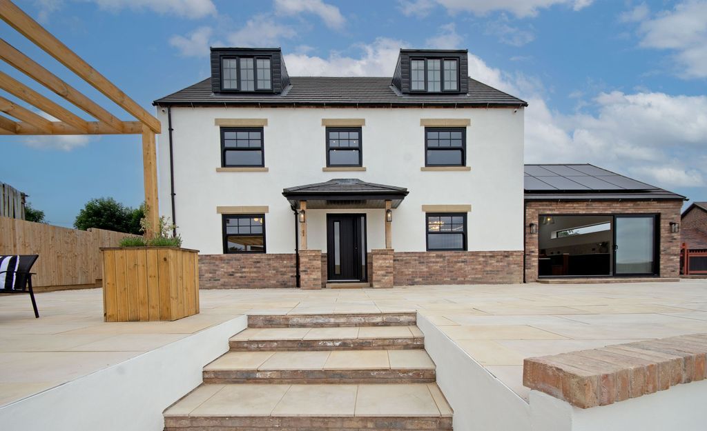 Property photo 2 of 52