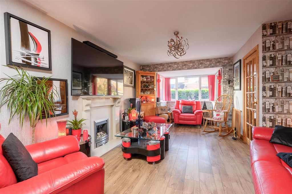 Property photo 3 of 20 Living