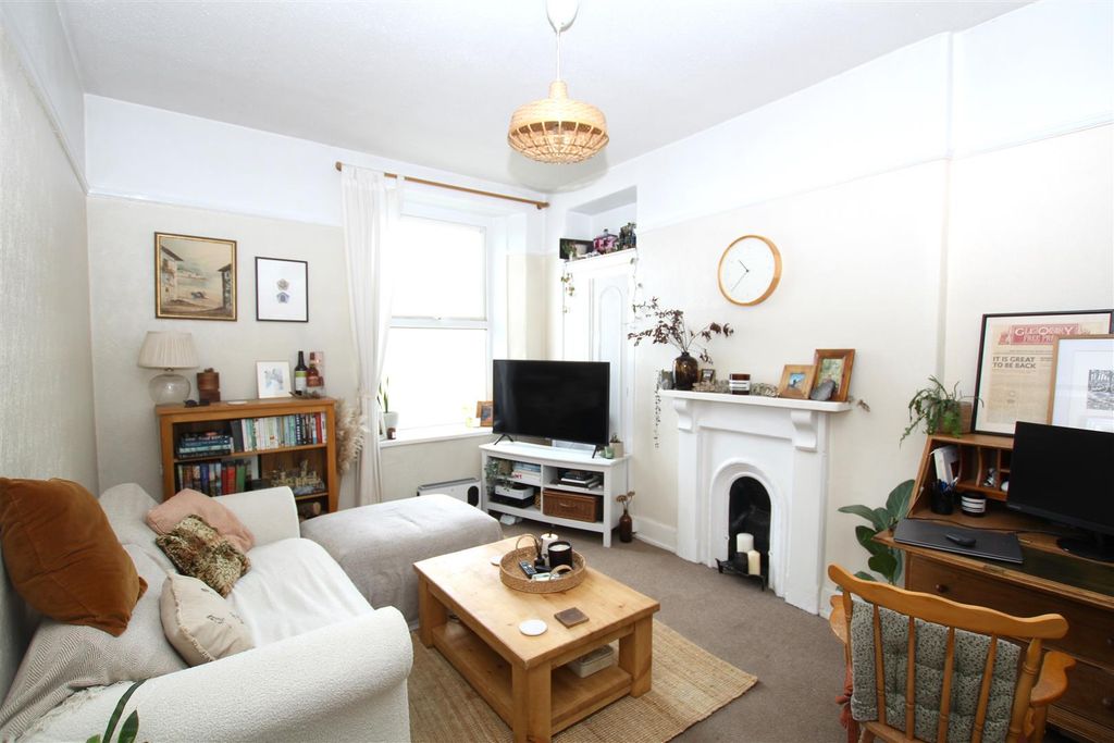 Property photo 2 of 7 Lounge