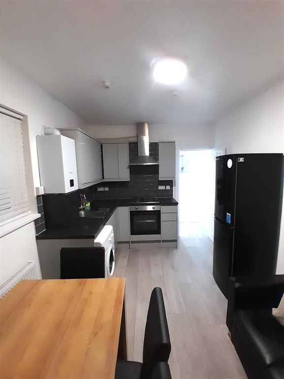 Property photo 1 of 9 Kitchen.Jpeg