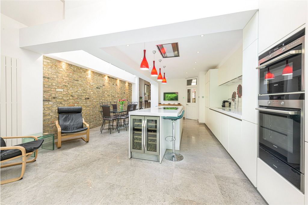 Property photo 3 of 17 Kitchen