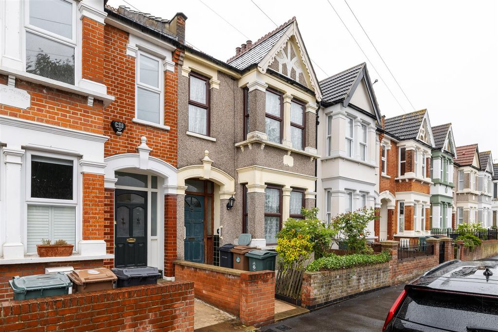 Property photo 1 of 20 Selwyn Avenue, E4