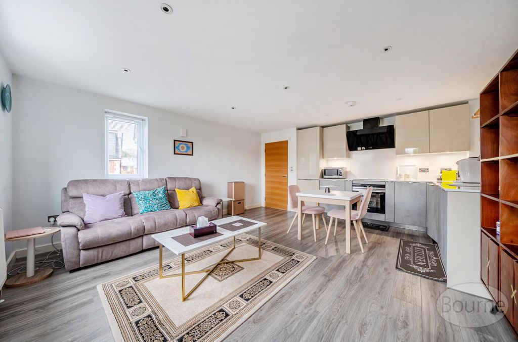 Property photo 2 of 17 Fe22E3A4-E4E9-49F...