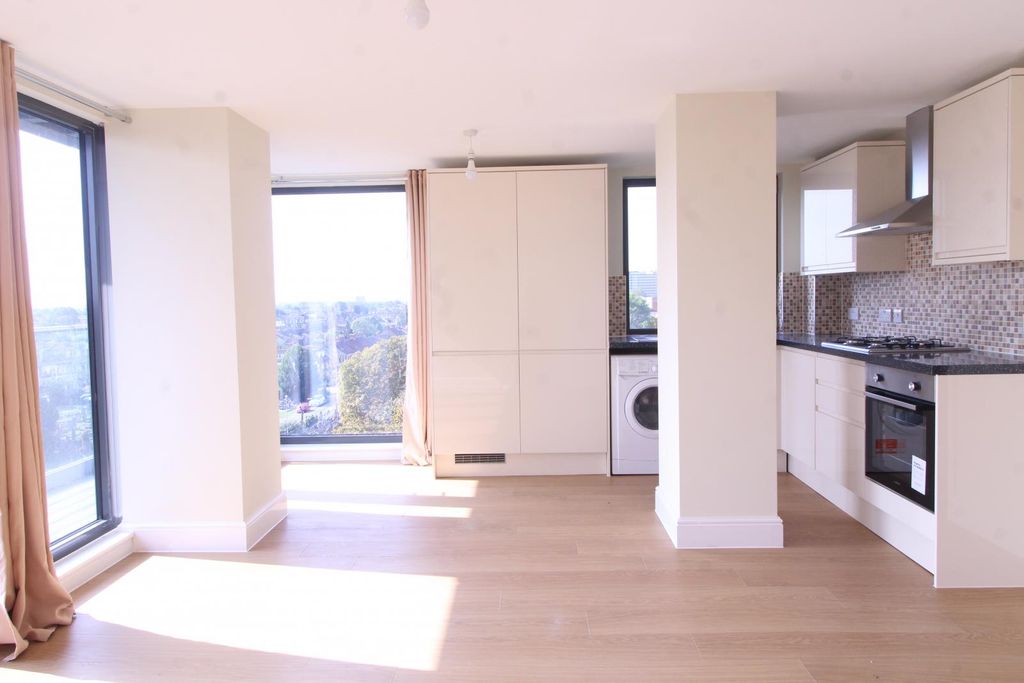 Property photo 2 of 5 Three Bedroom Flat In Charter House