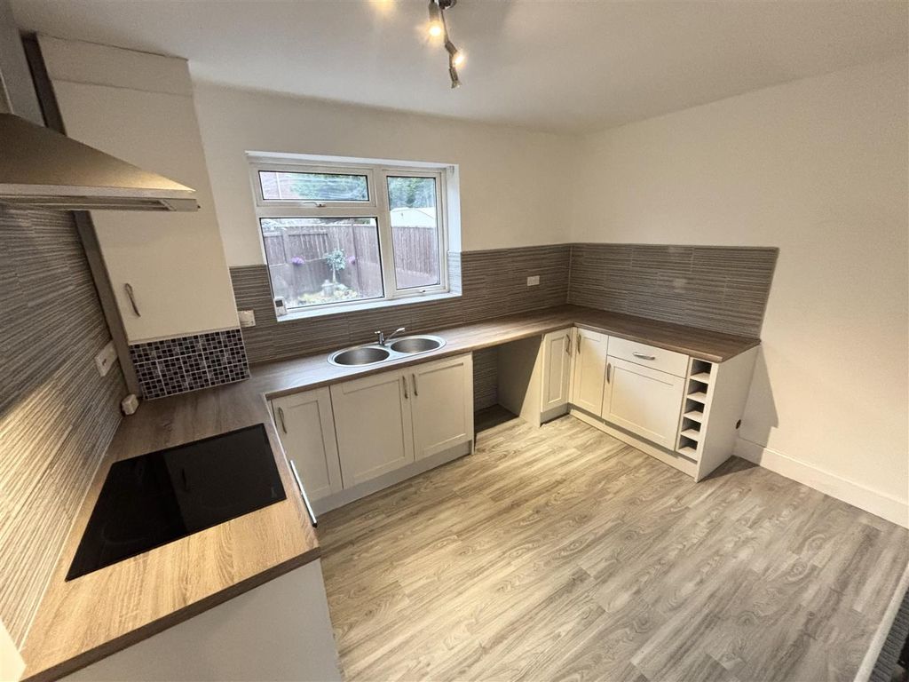 Property photo 2 of 11 Kitchen